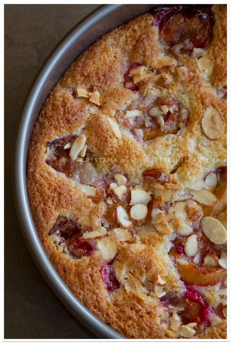 Plum Dessert, Edible Gardening, Plum Recipes, Almond Cake Recipe, Dessert Aux Fruits, Rustic Italian, Plum Cake, Almond Cake, Hot Fudge