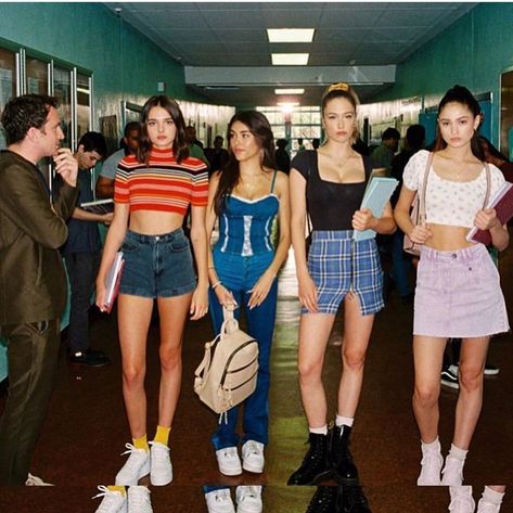 Look 80s, Charlotte Lawrence, High School Fashion, High School Outfits, Aesthetic Outfits Men, Vintage Blog, High School Outfit, Look Retro, Outfit 90s