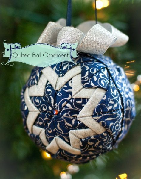 Diy Quilted Christmas Ornaments, Quilted Fabric Ornaments, Sewn Christmas Ornaments, Diy Tree Decor, Fancy Christmas Ornaments, Fabric Balls, Folded Fabric Ornaments, Quilted Ornaments, Quilted Christmas Ornaments