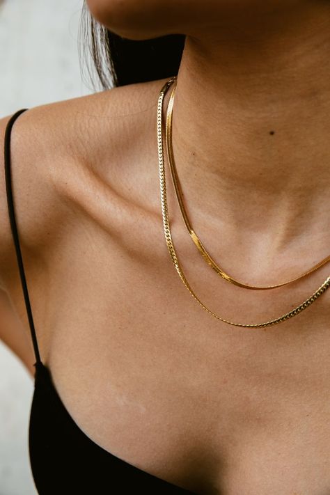 Necklace Inspo Gold, Chains For Girls Gold, Timeless Gold Jewelry, Quiet Luxury Jewelry, Clean Girl Jewelry, Gold Neckles, Golden Necklaces, Golden Accessories, En Route Jewelry