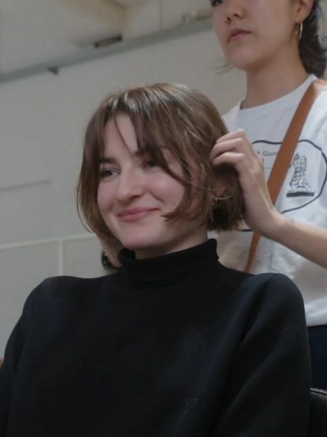 Bob Fall 2023, French Bob Long Bangs, Short Bob Curtain Bangs Straight, Short French Bob With Bangs Straight Hair, Short Bob With Curtain Bangs Round Face, Dark Blonde Bob With Bangs, Cute Bob With Bangs, Bob Hairstyles Curtain Bangs, How To Style French Bob