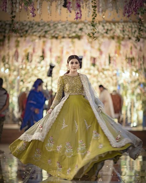 Stylish Frocks, Pakistani Mehndi Dress, Wedding Dresses Pakistani, Bridal Mehndi Dresses, Pakistani Party Wear Dresses, Mehndi Dresses, Mehndi Dress, Shadi Dresses, Floral Frocks