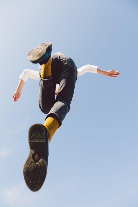 Jumping into the weekend like. Photo: Christopher Schoonover #design #graphicdesign #illustration #marketing Fotografi Editorial, Skateboarder, Poses References, Dynamic Poses, Trik Fotografi, Action Poses, Jolie Photo, Foto Pose, Foto Inspiration