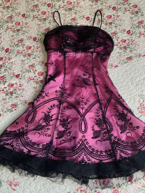 Pink And Black Homecoming Dress, Draculaura Prom Dress, Dark Pink And Black Outfit, Briar Beauty Aesthetic Outfit, Y2k Pink And Black Outfit, Halloween Black Dress Ideas, Draculaura Clothes Aesthetic, Pink Clubbing Outfit, Draculaura Outfit Aesthetic