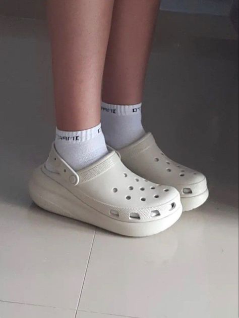 Crocs Crush Clog Outfit, White Crocs Aesthetic, Crocs Inspiration, Crocs Aesthetic Outfit, Aesthetic Crocs, Crocs Crush, Cool Crocs, Crocs Aesthetic, Crocs Collection