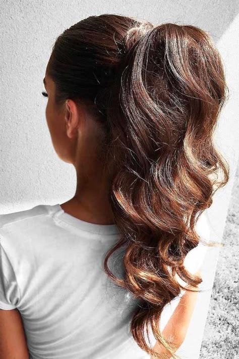 A high ponytail is trendy this season once again! Check out our collection this stylish hairstyle to be ready for any occasion. Prom Hair Up, Cute Ponytail Hairstyles, Curled Ponytail, Famous Hairstyles, Ball Hair, Pony Hairstyles, Perfect Ponytail, Elegant Ponytail, High Ponytail Hairstyles