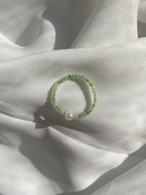 Simple beaded ring with different green tones and a small pearl:) *Pearl not real Beads Jwellary Aesthetic, Cute Simple Beaded Bracelets, Pearl Rings Aesthetic, Beaded Jewelry Green, Green Bead Bracelet Ideas, Simple Beaded Bracelets Ideas, Ring Ideas Beads, Bead Rings Ideas, Diy Beaded Rings Simple