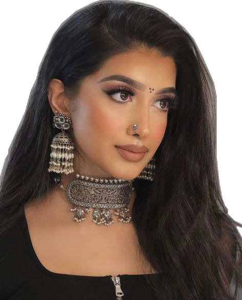 Makeup Look For Black Saree, Black Kurti Makeup Look, Garba Look Makeup, Indian Makeup Looks Natural, Garba Makeup Look, Desi Makeup Looks, Garba Makeup, Heavy Makeup Look, Desi Makeup