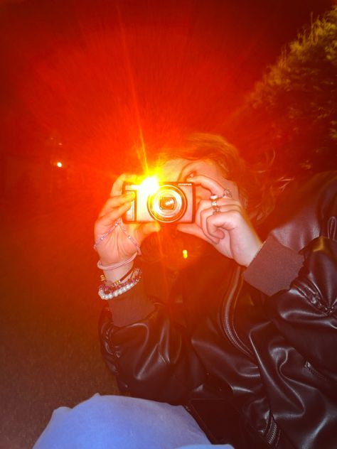 Orange Camera Aesthetic, Rock Asthetics Photos, 70s Rock Aesthetic, Graduation Vibes, 1940s Aesthetic, 1970s Vibe, Foto Retro, Retro Pics, Digital Camera Aesthetic