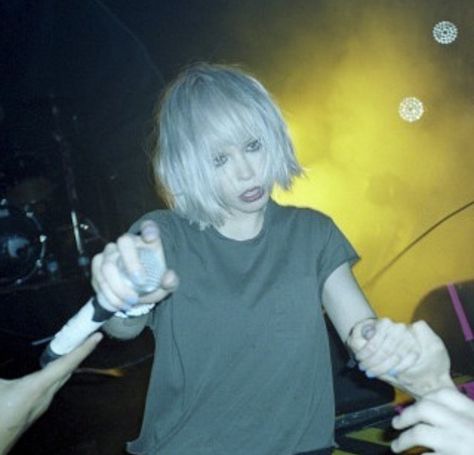 Alice Glass Alice Glass Hair, Short Hair Bangs Aesthetic, Alice Glass Pfp, Alice Glass Aesthetic, Crystal Castles Aesthetic, Alice Glass Crystal Castles, Bangs Aesthetic, Short Hair Bangs, Alice Glass