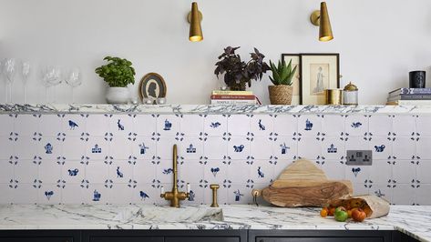 delft tile trend back in 2024 backsplash ideas Non Slip Floor Tiles, Room Visualizer, Modern Rustic Decor, Delft Tiles, Corner Decor, Tile Trends, Animal Character, Vintage Tile, Unique Bathroom