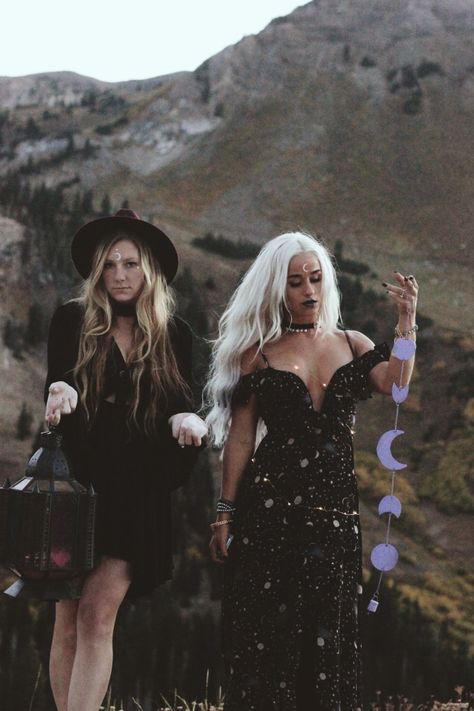 Halloween Parejas, Witch Photos, Boho Witch, Witch Costumes, Halloween Photography, Witch Fashion, Witchy Fashion, Modern Witch, Foto Tips