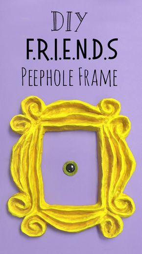 DIY Friends peephole frame craft tutorial. Make your own frame as seen in Monica's apartment in Friends! This is a great home craft for anyone who loves the TV show Friends. Friends Tv Show Gifts, House Party Decorations, Presente Diy, Friends Picture Frame, Cardboard Frame, Friend Crafts, Frame Diy, Friends Diy, Diy And Crafts Sewing