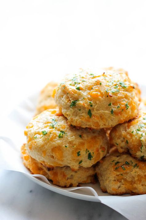 Red Lobster Cheddar Bay Biscuits - These copycat biscuits are so easy to make in just 20 min, and they taste a million times better! Red Lobster Cheddar Bay Biscuits, Cheddar Bay Biscuits, Pane Dolce, Red Lobster, Think Food, Izu, Dinner Rolls, Biscuit Recipe, Restaurant Recipes