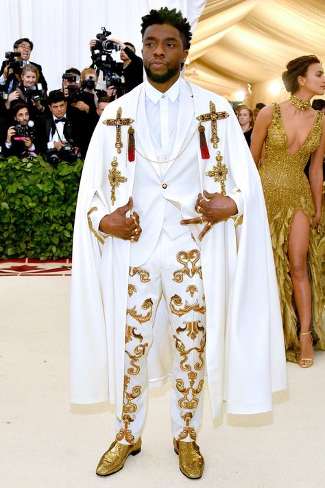 The Most Memorable Met Gala Menswear Looks of All Time - GQ Gala Attire, Met Gala Outfits, Gala Outfit, Gala Fashion, Fashion Gal, Met Gala Red Carpet, Chadwick Boseman, All White Outfit, African Men Fashion