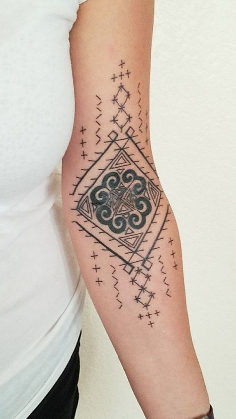 Hmong Tattoo, Hmong Art, Pretty Tattoo, P Tattoo, Embroidery Tattoo, Hmong Clothes, Ancient Tattoo, Sigil Tattoo, Body Decoration