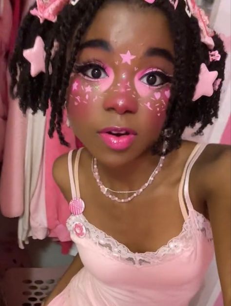 Pastel Kawaii Makeup, Pastel Goth Makeup Ideas, Decora Makeup Look, Love Core Makeup, Kawaii Core Makeup, Strawberry Themed Makeup, Soft Clown Core Makeup, Alt 2020 Makeup, Kidcore Makeup Looks