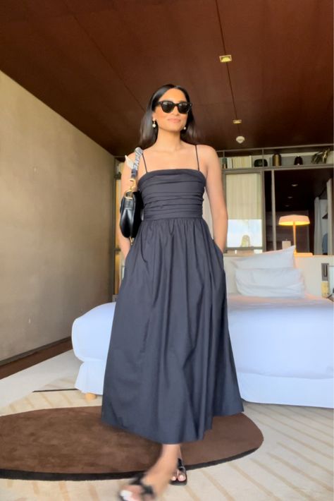 Black Summer Dresses Casual, Classy Summer Dresses Midi, Casual Summer Midi Dress, Midi Sundress Outfit, Midi Dress Summer Outfit, Black Strapless Dress Outfit Casual, Black Dress Ideas Casual, Black Midi Dress Outfit Summer, Strapless Dress Outfit Casual