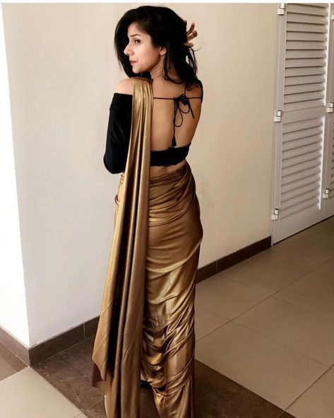 Looking for designer blouse images? Hear are 37+ latest trendy blouse models that you can wear with any saree of your choice. Blouse Images, Sarees For Girls, Sari Design, Backless Blouse Designs, Modern Saree, Blouse Design Images, Color Trends Fashion, Saree Designs Party Wear, Backless Blouse