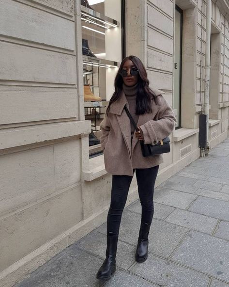 Neutral Coat, City Break Outfit, Trending Winter Boots, Scrub Corpo, Mother Tattoos, French Girl Style, Trending Boots, Autumn Outfits, Interview Outfit