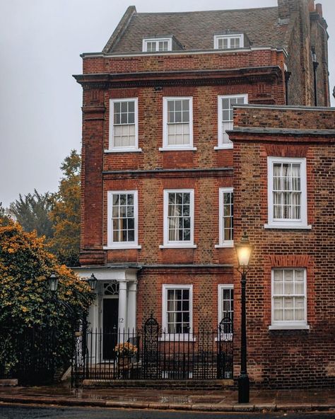 British Apartment Exterior, London Home Exterior, Hampstead House, Church Exterior, English Homes, Home Decor Photography, Townhouse Exterior, Townhouse Interior, Apartment Exterior