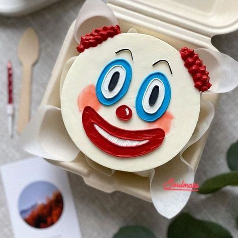 Soulmate Bento Cake Funny, Funny Bento Cake, Cute Bento Cake, Bento Cake Ideas, Simple Birthday Cake Designs, Doodle Cake, Cake Bento, Clown Cake, Friends Birthday Cake