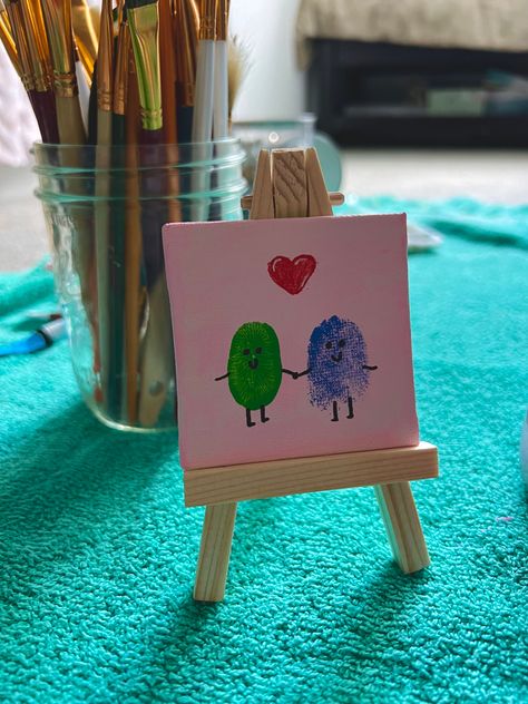 Finger Print Art Couple, Thumbprint Couple Art, Couples Finger Painting, Best Friend Thumb Painting, Thumb Couple Painting, Thumb Heart Painting, Hand Paintings For Couples, Small Canvas Couple Painting, Thumbprint Art Couple