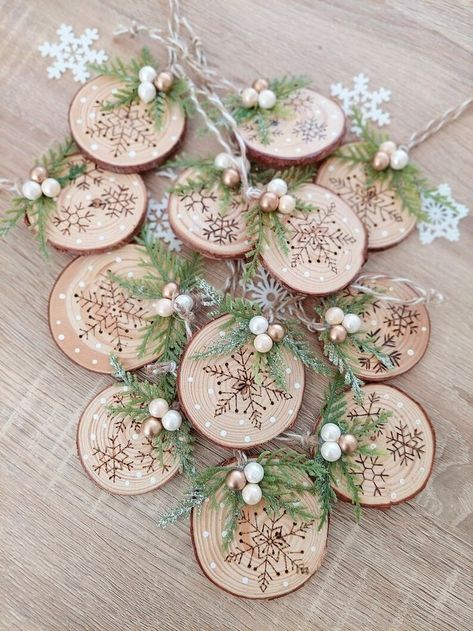 Rustic Christmas Ornaments, Christmas Wood Crafts, Wood Slice Ornament, Gift Toppers, Wood Christmas Ornaments, Holiday Crafts Christmas, Christmas Ornament Crafts, Christmas Wood, Wooden Ornaments