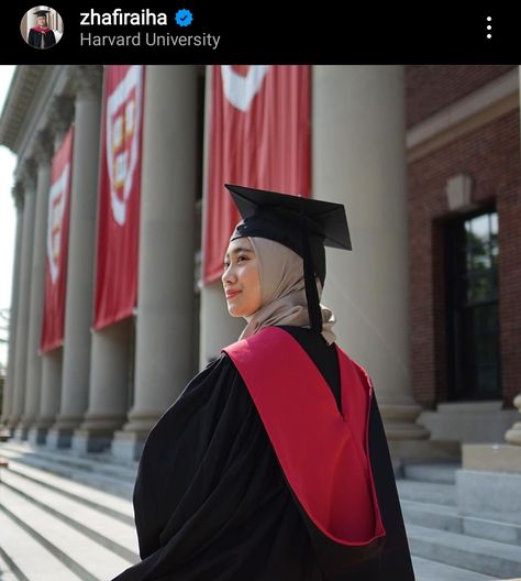 Harvard student inso hijabi zhafira aqyla Harvard Medical School Graduation, Harvard Uni, Professional Profile Pictures, Masters Graduation, Harvard Students, Medical School Graduation, Graduation Poses, University Graduation, Professional Profile