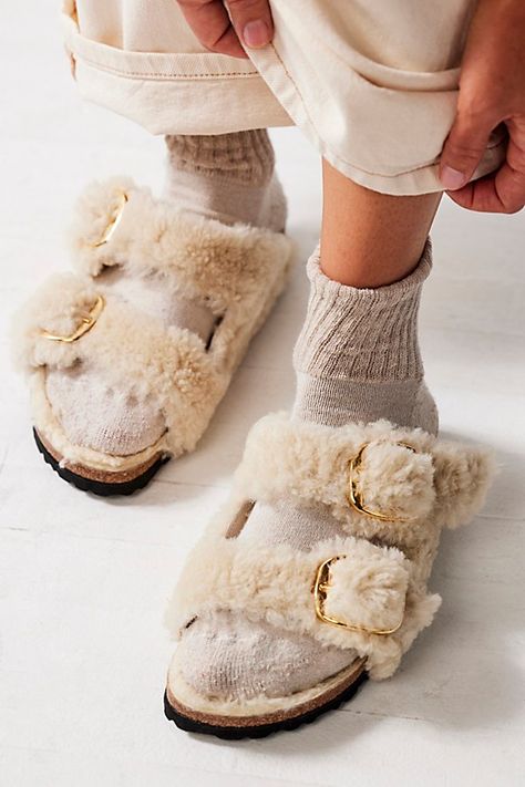 Shearling Sandals Outfit, Teddy Birkenstock, Fuzzy Birks, Shearling Birkenstock Outfit, Birkenstock Winter, Birks Outfit, Shoes Creative, Birkenstock Arizona Big Buckle, Arizona Big Buckle