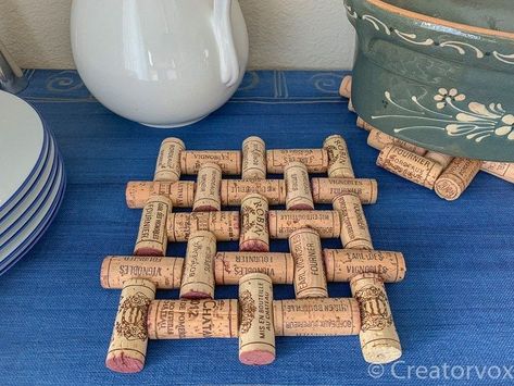 Wine Bottle Cork Trivet, Wine Cork Trivets How To Make A, Cork Pot Holder, Diy Trivet Ideas, Wine Cork Hot Pad, Cork Ideas Craft Projects, Things To Make With Corks, Wine Cork Trivet Diy, Cork Trivet Diy