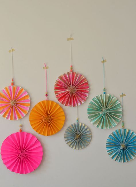 make paper pinwheels and paint them with watercolors Paper Pinwheels Decoration, Watercolor Pinwheels, Summer Christmas Decorations, Pinwheel Art, Paper Pinwheels, Pinwheels Party, Pinwheels Paper, Diy Diwali Decorations, Art Bar