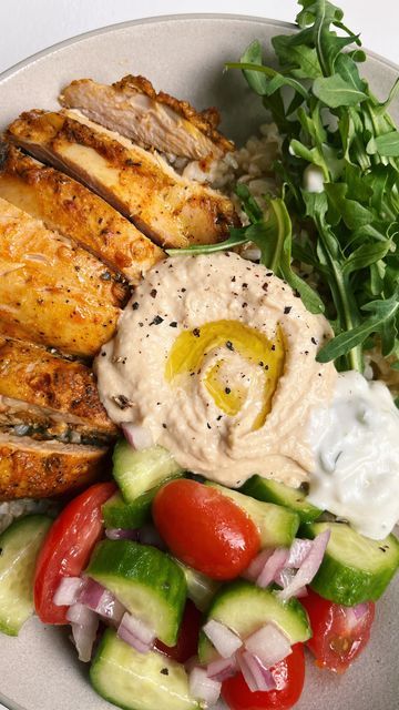 Shwarma Chicken Thigh Recipe, Shwarma Chicken Bowls, Shwarma Chicken, Chicken Thighs In The Oven, Hummus Chicken, Model Diet, Easy Weekday Meals, Power Bowl, Tummy Yummy