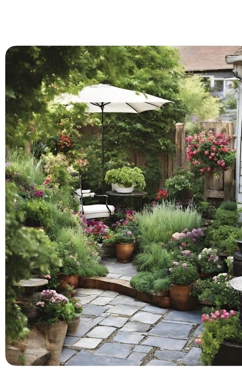 Small Garden Patio Design, Small Paved Back Garden Ideas, Garden With Plant Pots, Pot Plant Gardens, Small Garden Fire Pit Ideas, Small Pot Garden Ideas, Cottage Style Patio Ideas, Small Garden Seating Area Ideas, Small Potted Garden