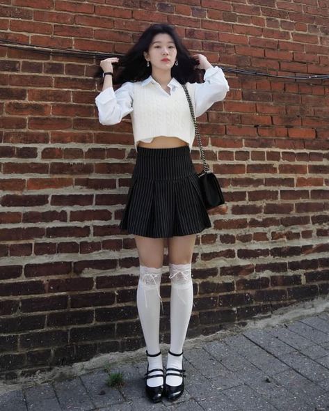 feel the warm spring breeze in NY🍃~ the gorgeous @haein_e_e with our gorgeous lace up cotton over the knee socks 🌸 Outfits With Knee Socks, Over Knee Socks Outfit, Over The Knee Socks Outfit, Lace Socks Outfit, High Sock Outfits, Knee Socks Outfits, Long Socks Outfit, High Socks Outfits, High Knee Socks Outfit