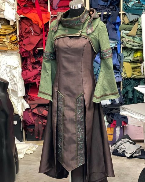 Dnd Fashion Aesthetic, Elf Fashion Aesthetic, Midevil Outfit Ideas, Dwarven Clothing, Fantasy Clothing Inspiration, Larp Costume Ideas, D&d Cosplay, Sorcerer Clothes, Druid Aesthetic Clothing