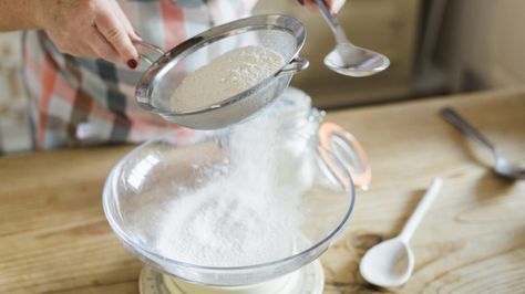 The right way to measure ingredients for baking http://www.sheknows.com/food-and-recipes/articles/1109537/how-to-measure-ingredients #amwriting on #SheKnows #food Make Self Rising Flour, Sifting Flour, Baking Powder Substitute, Baking Fails, Dry Measuring Cups, Frozen Lemonade, Self Rising Flour, White Flour, Home Baking