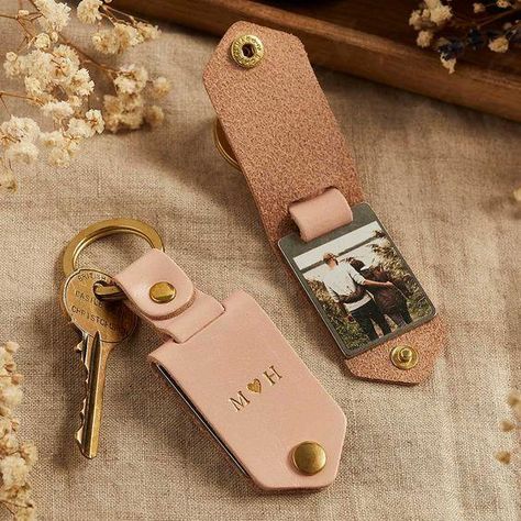 This beautiful blush pink edition of our metal and leather photo keyring makes the perfect personalised gift for her. Made in UK. Unique Leather Gifts, Leather Personalized Gift, Leather Anniversary Gifts For Her, Leather Products Ideas, Leather Wedding Gifts, Leather Gift Ideas, Customized Gift Ideas, ميدالية مفاتيح, Personalised Keyrings