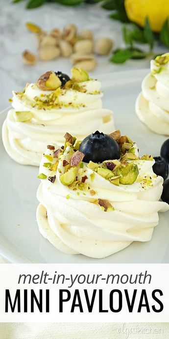 Mini Pavlovas, Pavlova Dessert, Mini Pavlova, Meringue Desserts, Pavlova Recipe, Desserts Keto, Fancy Desserts, Eat Dessert, Mini Desserts