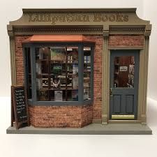 Dollhouse Store Ideas, Bloxburg Book Store, Old Store Fronts, Miniature Bookstore, Old Book Store, Bookstore Ideas, Bookstore Cats, Building References, Miniature Buildings