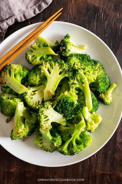 3-Ingredient Garlic Broccoli Stir Fry | Omnivore's Cookbook Garlic Broccoli Stir Fry, Stir Fry Broccoli, Ways To Cook Tofu, Asian Stir Fry Recipe, Broccoli Dishes, Asian Side Dishes, Garlic Broccoli, Eat Green, Fried Broccoli