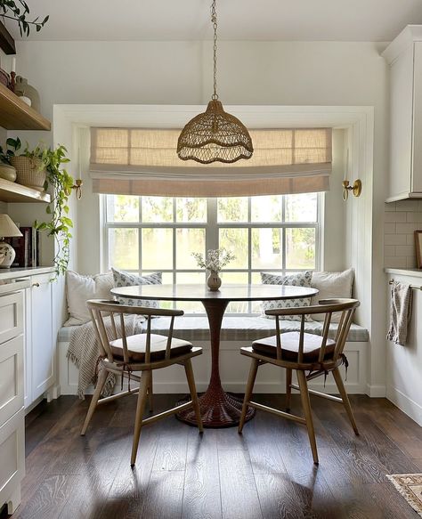 {FEATURE} I love this cute little dining nook! That pendant light is adorable and I love the built in bench! Design: @hartley_home . . . Follow along @audreycrispinteriors for more interior design inspo! . . . . . . . . . . . #doingneutralright #modernfarmhouse #apartmenttherapy #theeverygirlathome #showemyourstyled #inmydomaine #cljsquad #smmakelifebeautiful #hometohave #simplystyleyourspace #currentdesignsituation #pocketofmyhome #howyouhome #makehomeyours #makehomematter #sodomino #IDCO... Round Table Window Seat, Amber Interiors Breakfast Nook, Window Nook Dining Room, Dining Table With Bench Against Window, Bench Seat Round Table, Built In Breakfast Nook Bench, Eat In Kitchen Window, Small Dining Room Ideas With Window, Two Dining Tables In One Room