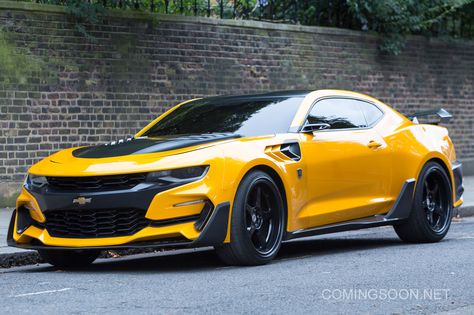 Transformers: The Last Knight Set Chevrolet Camaro Bumblebee, Kereta Sport, Transformers The Last Knight, Chevy Camaro Zl1, Transformers Cars, Camaro Car, Chevrolet Camaro Zl1, Camaro Zl1, Chevrolet Camaro Ss