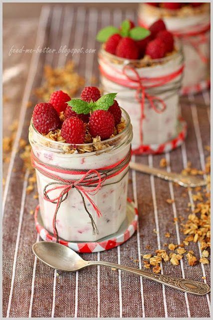 DIY Bonne Maman Jar Hacks Dessert Coconut, Raspberry Granola, Jars Ideas, Dessert Light, Raspberry Crumble, Light Dessert, Raspberry Yogurt, Raspberry Coconut, Coconut Desserts