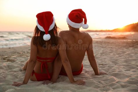 New Years Beach Pictures, Hawaii Christmas Photos, Christmas Card Beach Photo Ideas, Beach Christmas Pictures Couples, Christmas On The Beach Photography, Beach Christmas Photos, Christmas Beach Family Photos, Christmas Beach Photoshoot, Beach Christmas Pictures