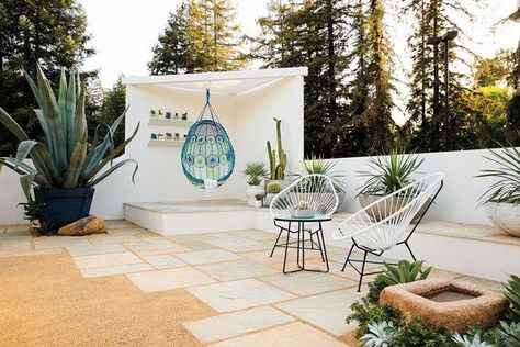 irregular pavers with decomposed granite looks modern and sleek Pavers Backyard, Decomposed Granite, Concrete Patios, Modern Desert, Modern Landscape Design, Desert Garden, Home Garden Design, Dry Creek, Casa Exterior