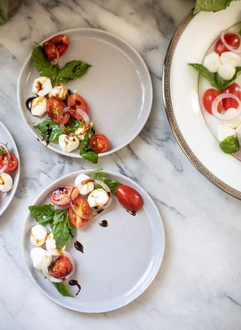 Insalata Caprese - Simple Caprese Salad Easy Caprese Salad, Salad Presentation, Salad For Summer, Food Presentation Plates, Side Salad Recipes, Classic Salad, Leafy Green Salads, Salad Salad, Balsamic Reduction