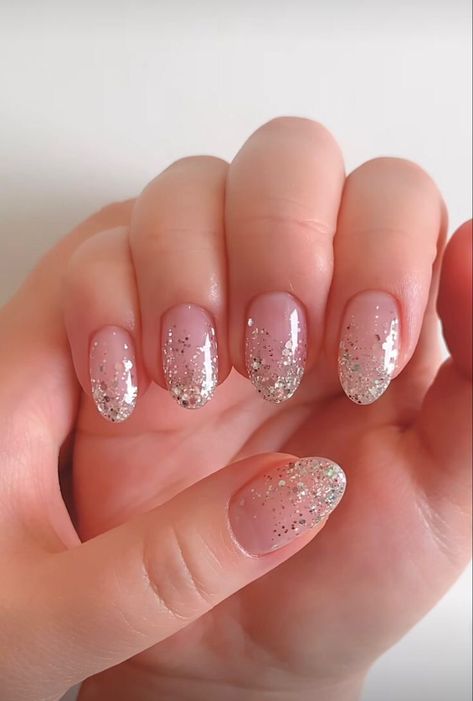 Sparkly Minimalist Nails, Gliter Nailart Simple, Glitter Manicure Ideas, Glitter Tip Nails, Silver Glitter Nails, Fake Nails Designs, Subtle Nails, Basic Nails, Work Nails