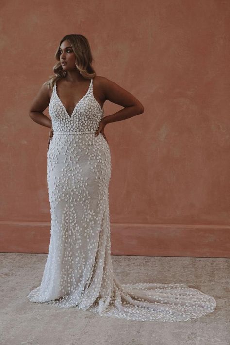 Midsize Bridal Gown, Made With Love Louie, Plus Wedding Dresses, Bride Ideas, Curvy Bride, Wedding Vision, Affordable Wedding Dresses, Fitted Wedding Dress, Dress Inspo