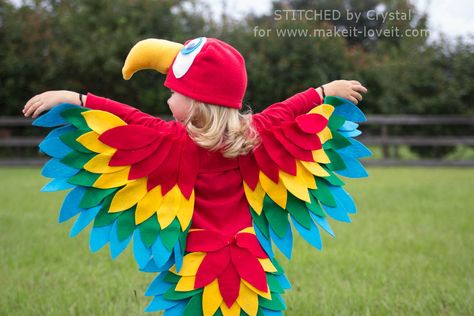 Parrot Costume-8Sew an Easy Parrot Costume (perfect for Halloween or dress-up!) | via Make It and Love It Parrot Costume Diy, Bandits Costume, Bird Wings Costume, Sew Halloween, Diy Costumes Kids Boys, Burung Beo, Diy Fantasia, Parrot Costume, Halloween Deserts